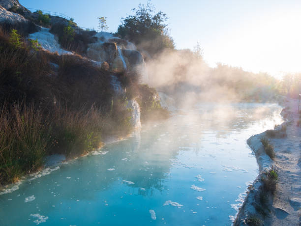 Piscina geotermica con cascata naturale in Toscana, immagine illustrativa a tema terme