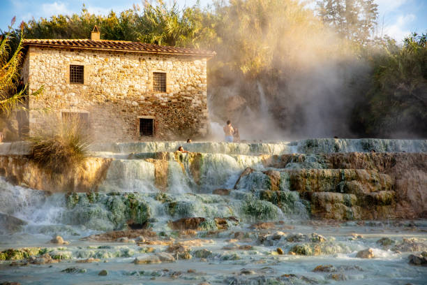 Persone che fanno il bagno in una sorgente termale naturale con cascate, Toscana